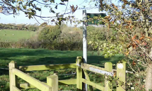 Style leading to public footpath from Highbury Playing Fields